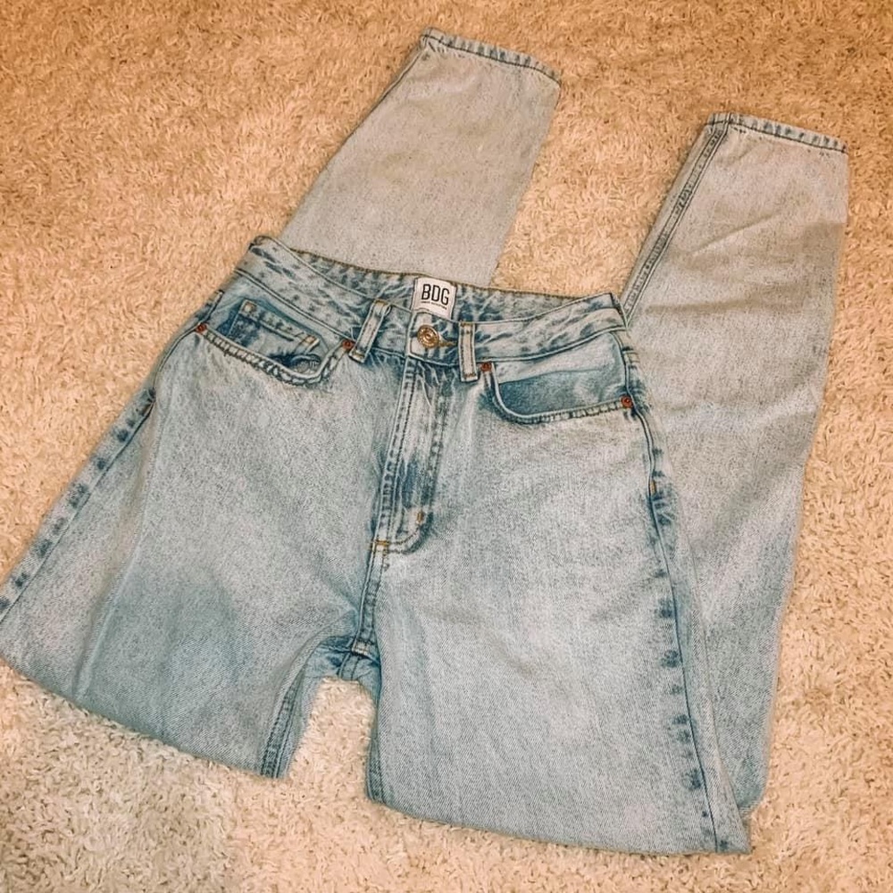 BDG UO Light Wash High Rise Mom Jeans ✨